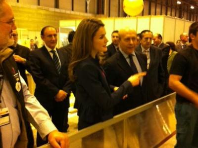 A Alteza Dona Letizia visitando as propostas dos competidores